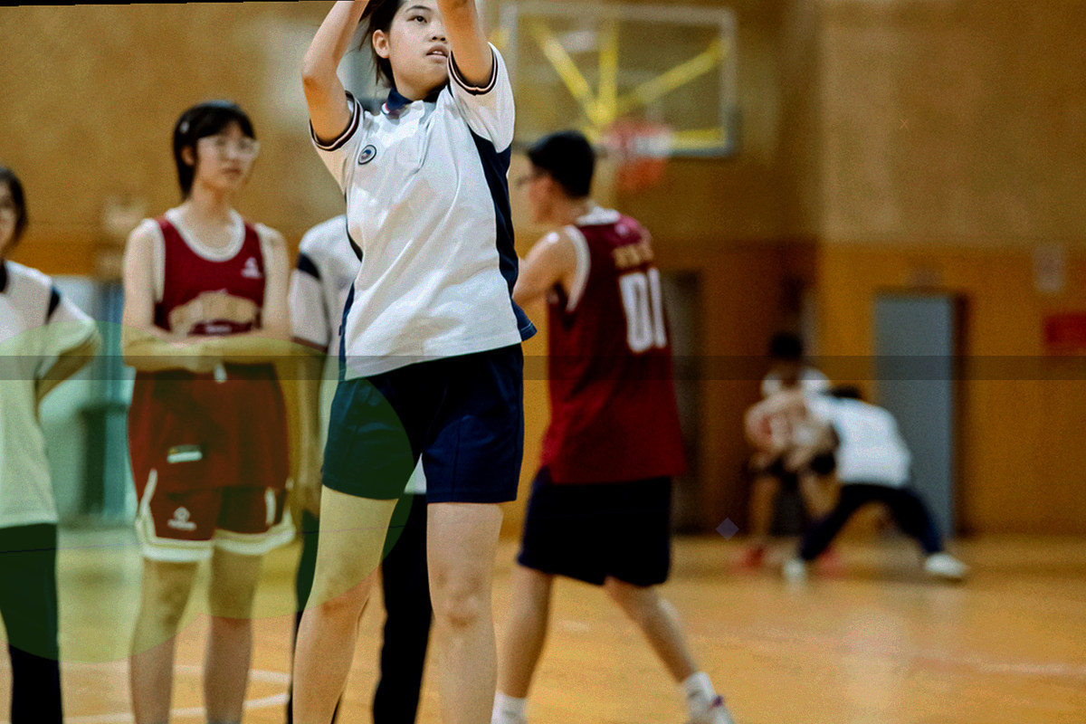 笔记本、手机、平板等设备轮廓以等宽线条排列在深蓝底色上